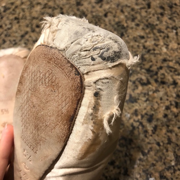 Old used pointe shoes - Picture 4 of 9
